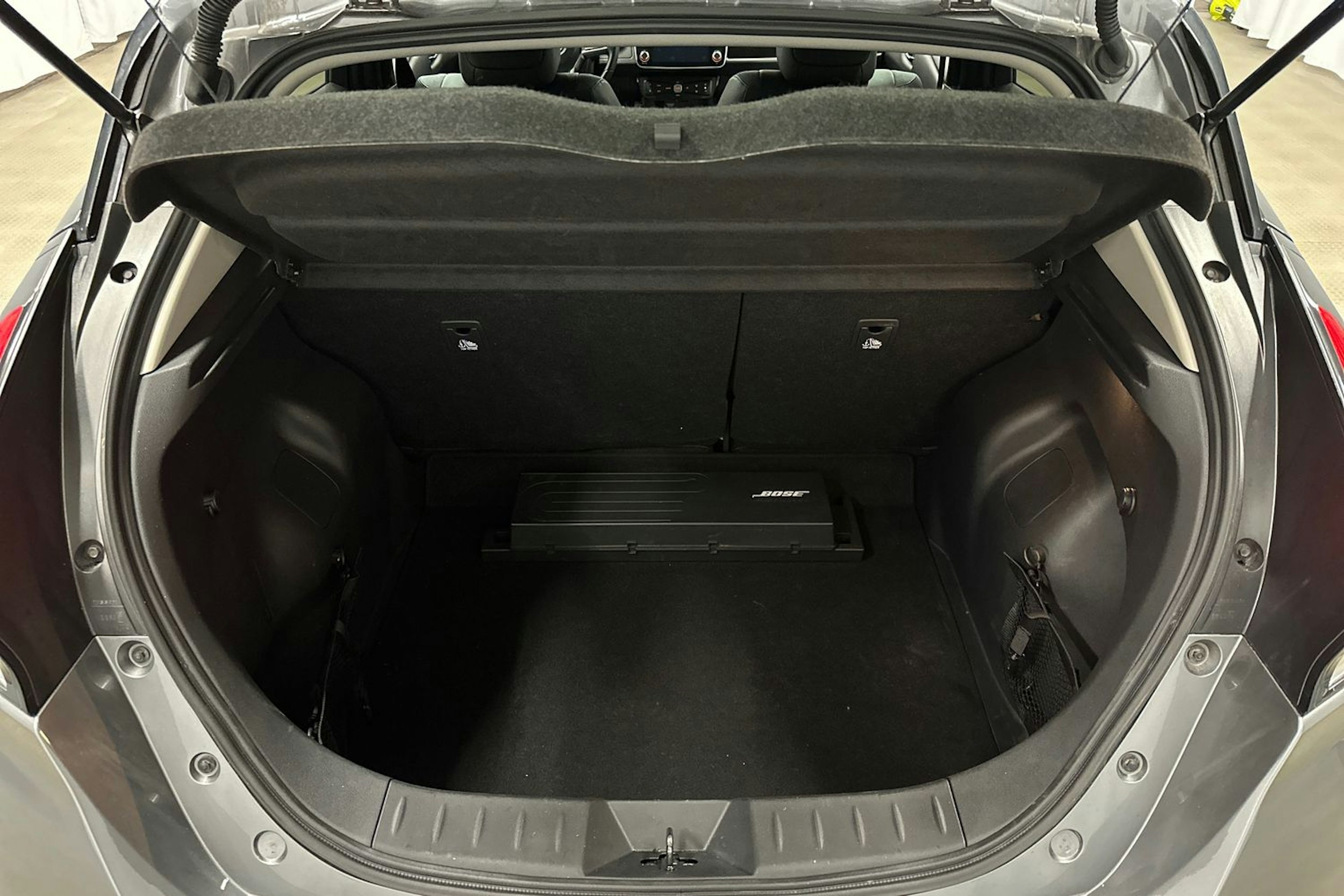 harmaa Nissan Leaf 2022 kuva 14.