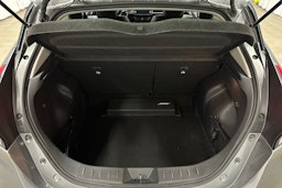 harmaa Nissan Leaf 2022 kuva 14.
