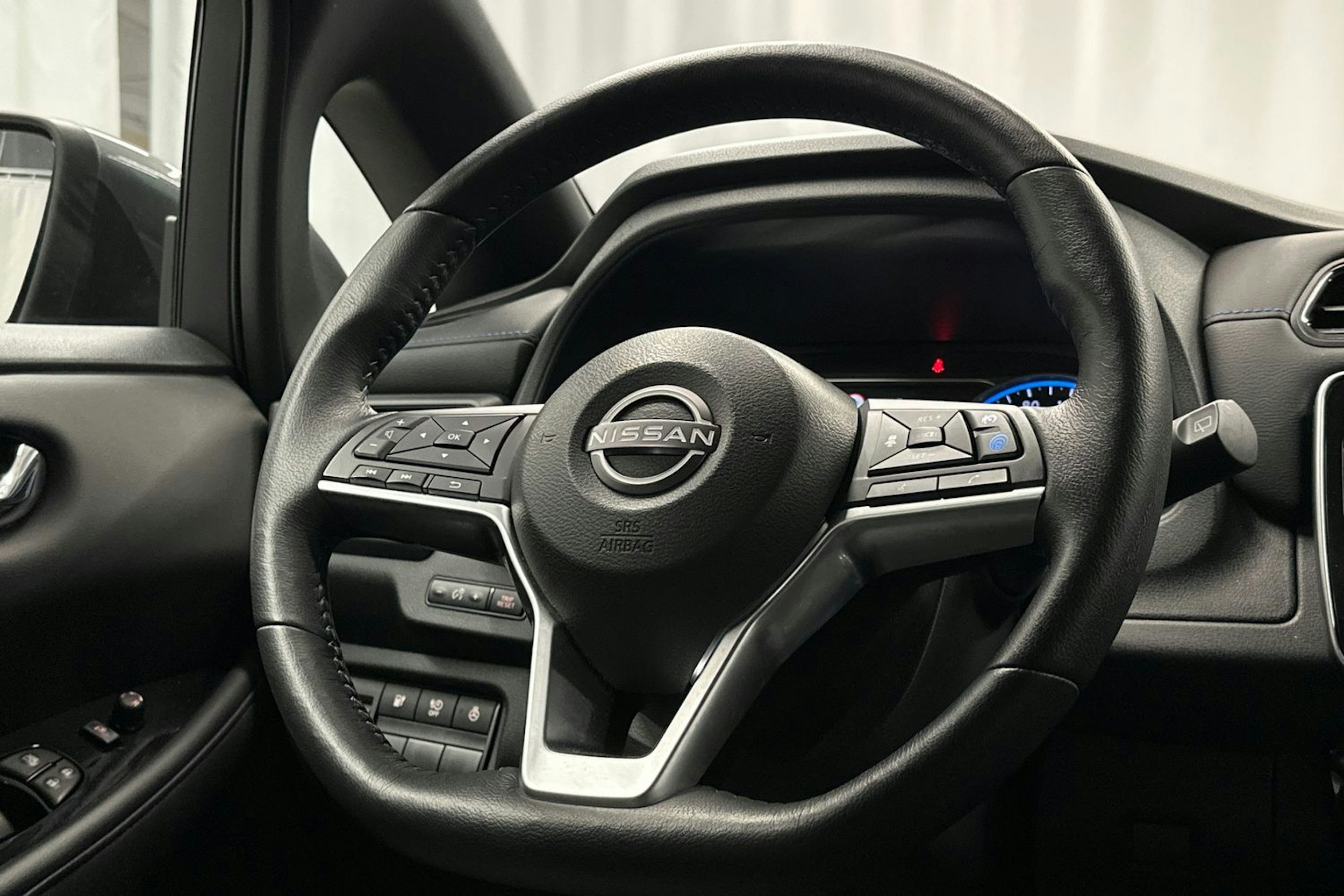 harmaa Nissan Leaf 2022 kuva 16.