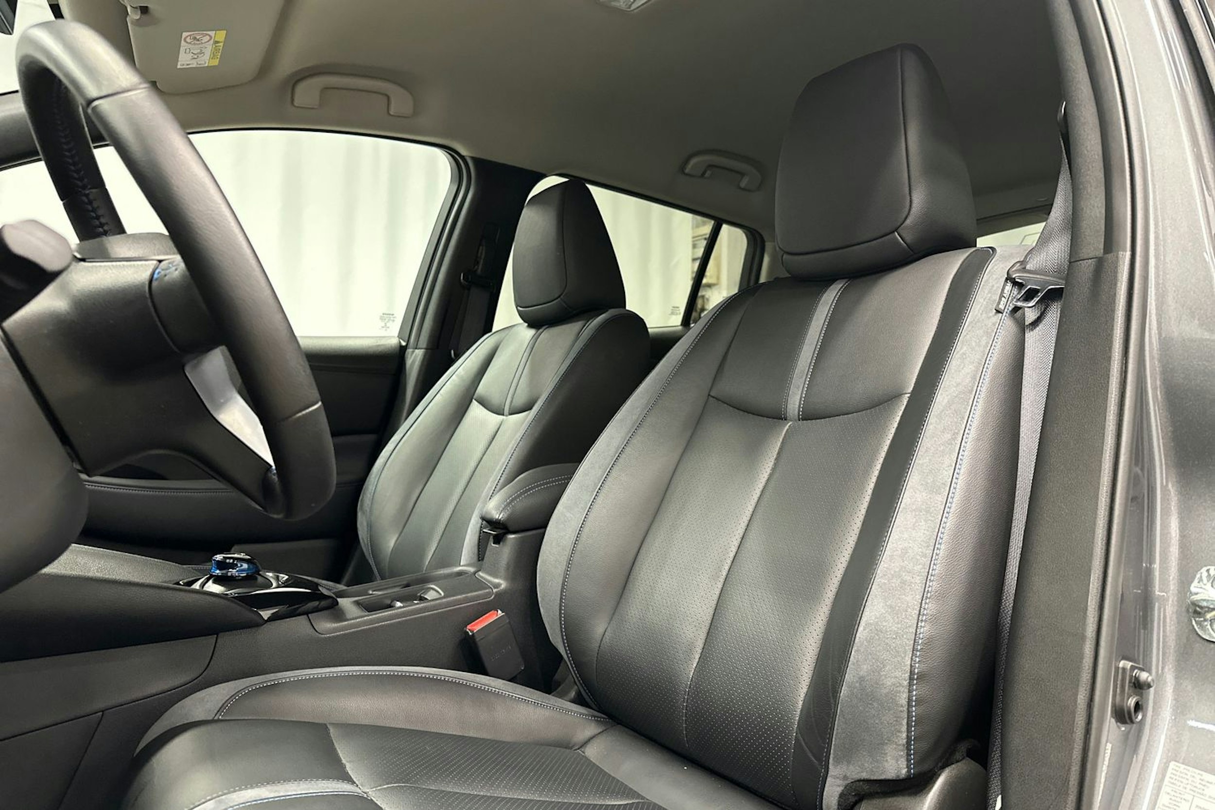 harmaa Nissan Leaf 2022 kuva 17.
