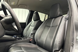 harmaa Nissan Leaf 2022 kuva 17.