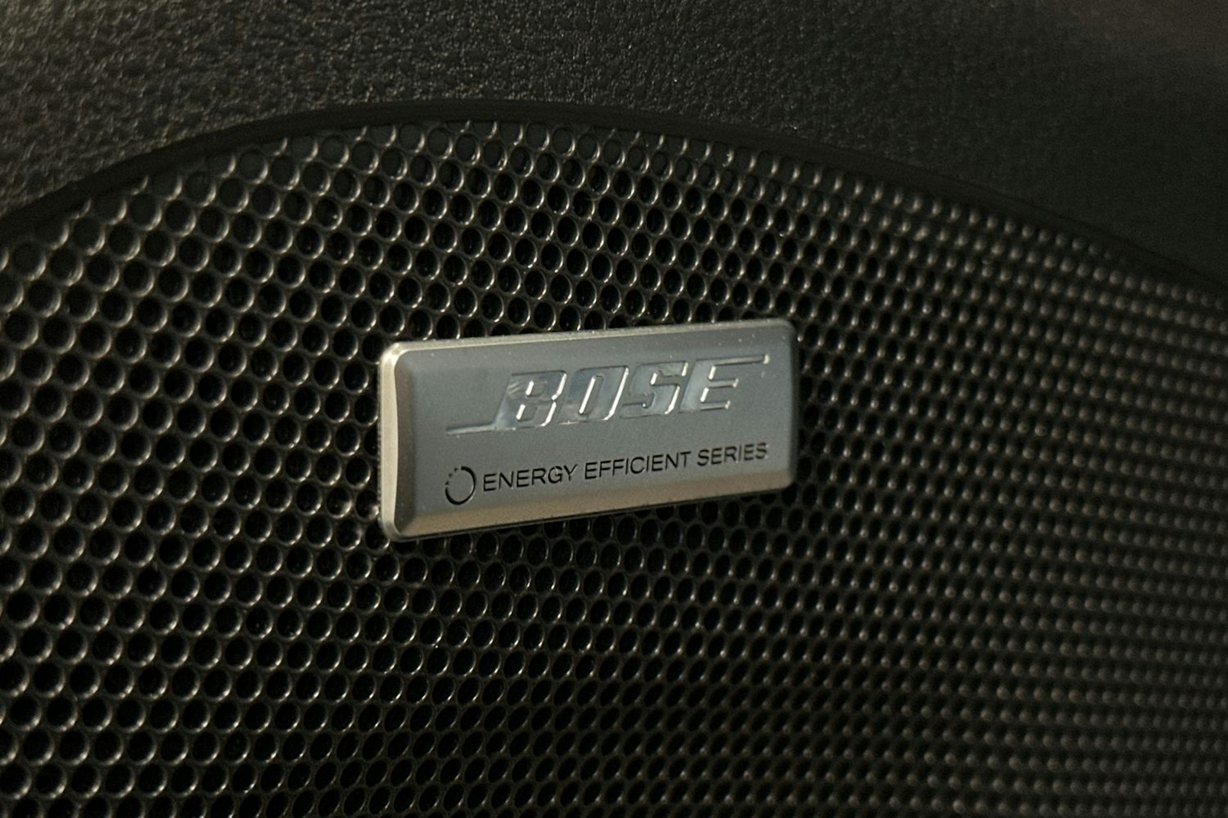 harmaa Nissan Leaf 2022 kuva 18.
