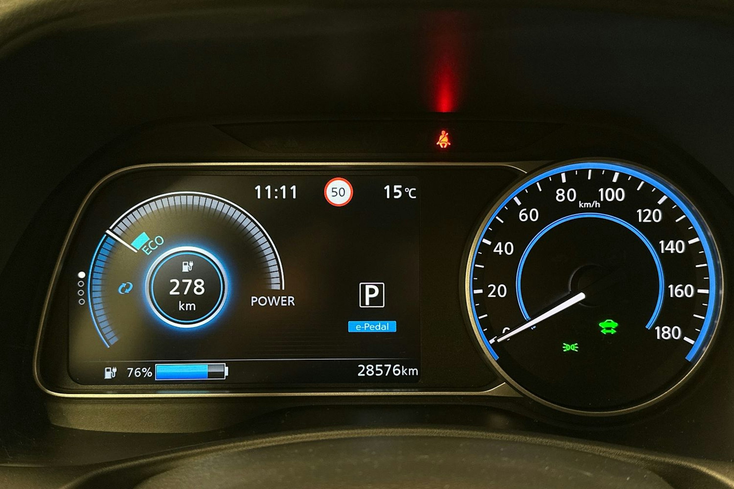 harmaa Nissan Leaf 2022 kuva 21.