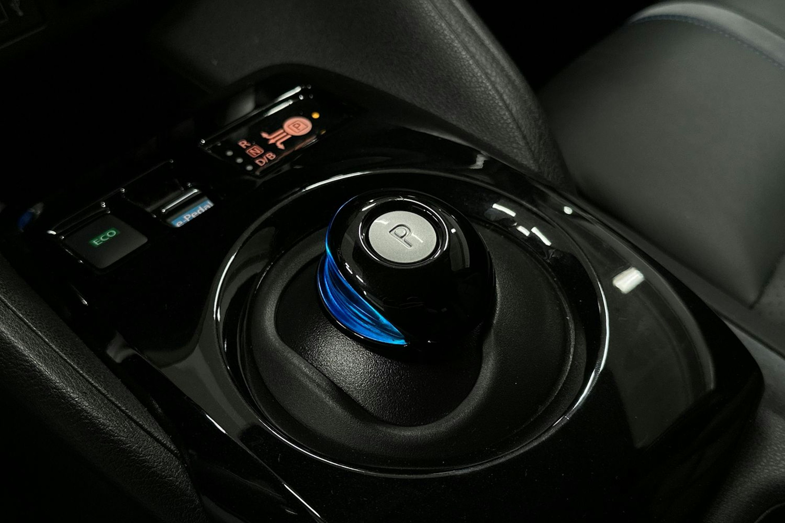harmaa Nissan Leaf 2022 kuva 28.
