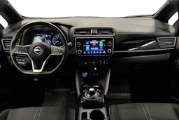 harmaa Nissan Leaf 2022 kuva 9.
