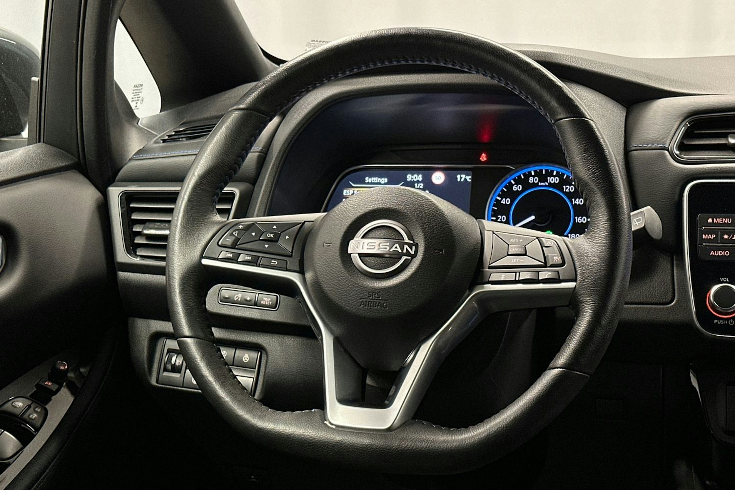 harmaa Nissan Leaf 2022 kuva 14.