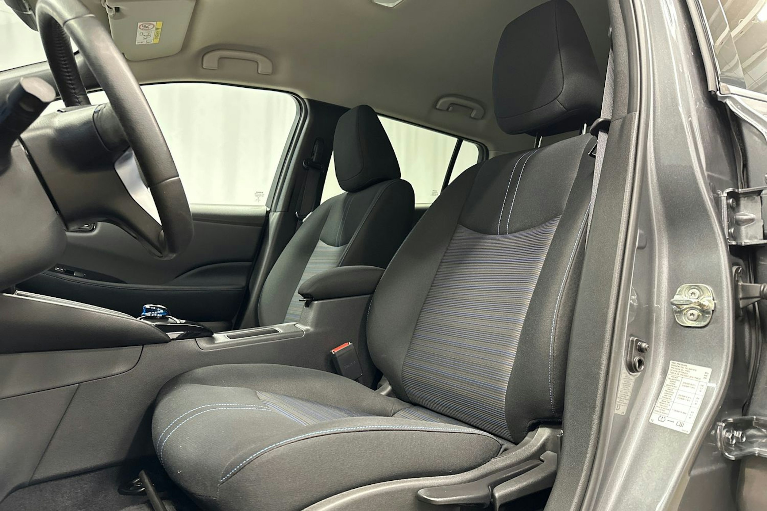 harmaa Nissan Leaf 2022 kuva 16.