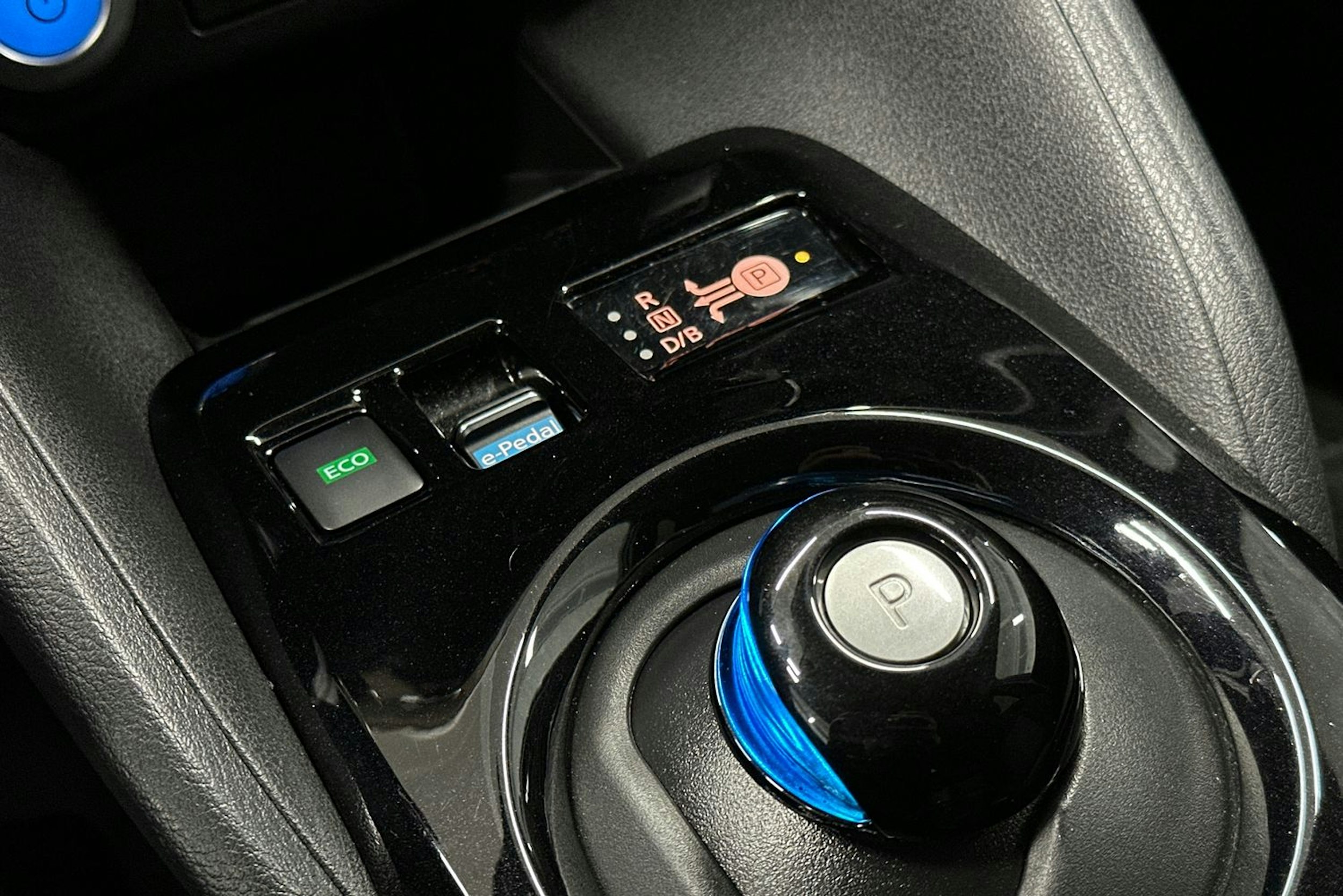 harmaa Nissan Leaf 2022 kuva 23.