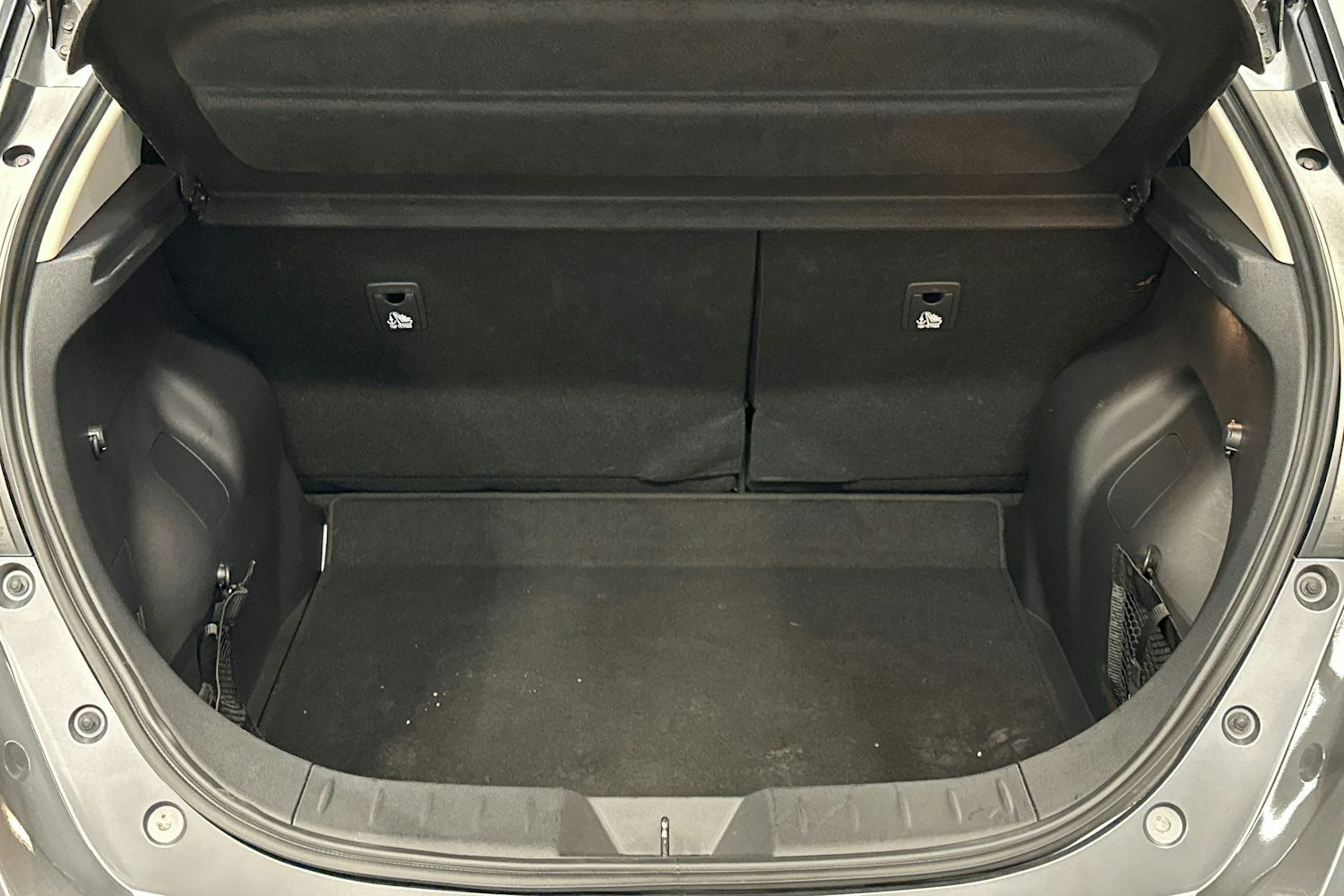 harmaa Nissan Leaf 2022 kuva 28.