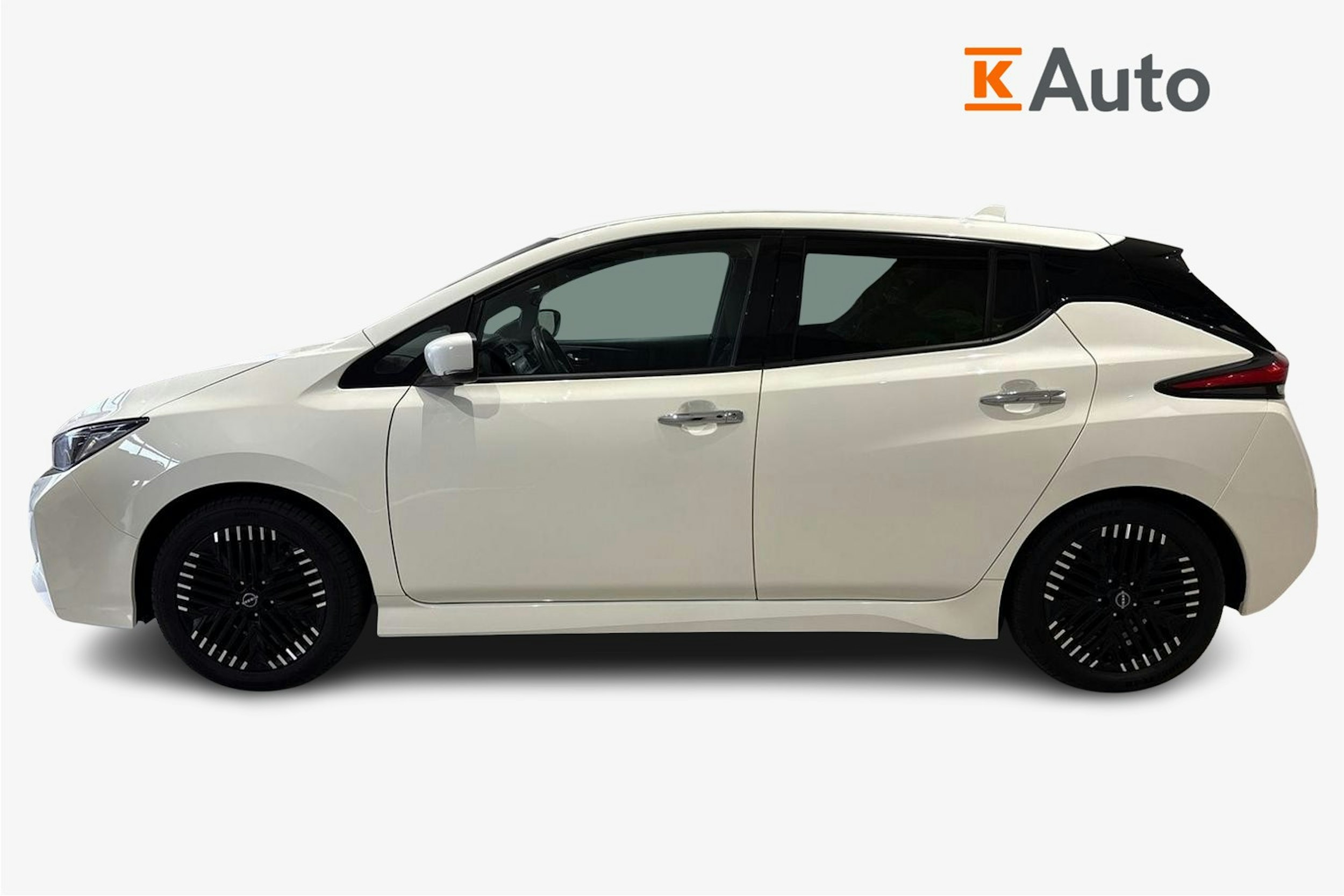 valkoinen Nissan Leaf 2022 kuva 6.