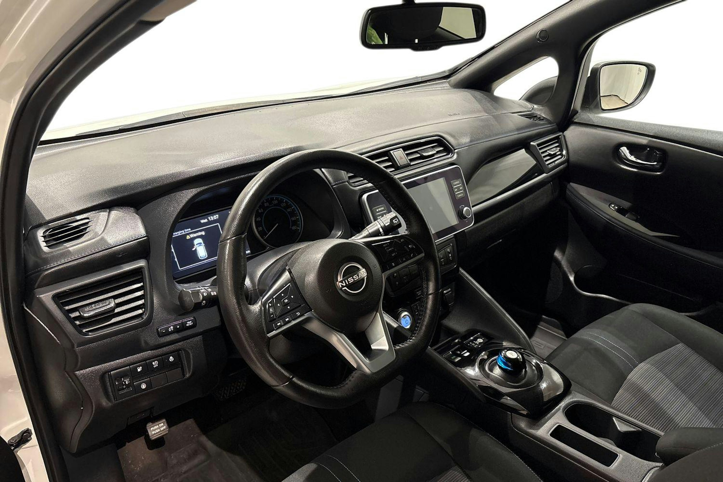 valkoinen Nissan Leaf 2022 kuva 7.