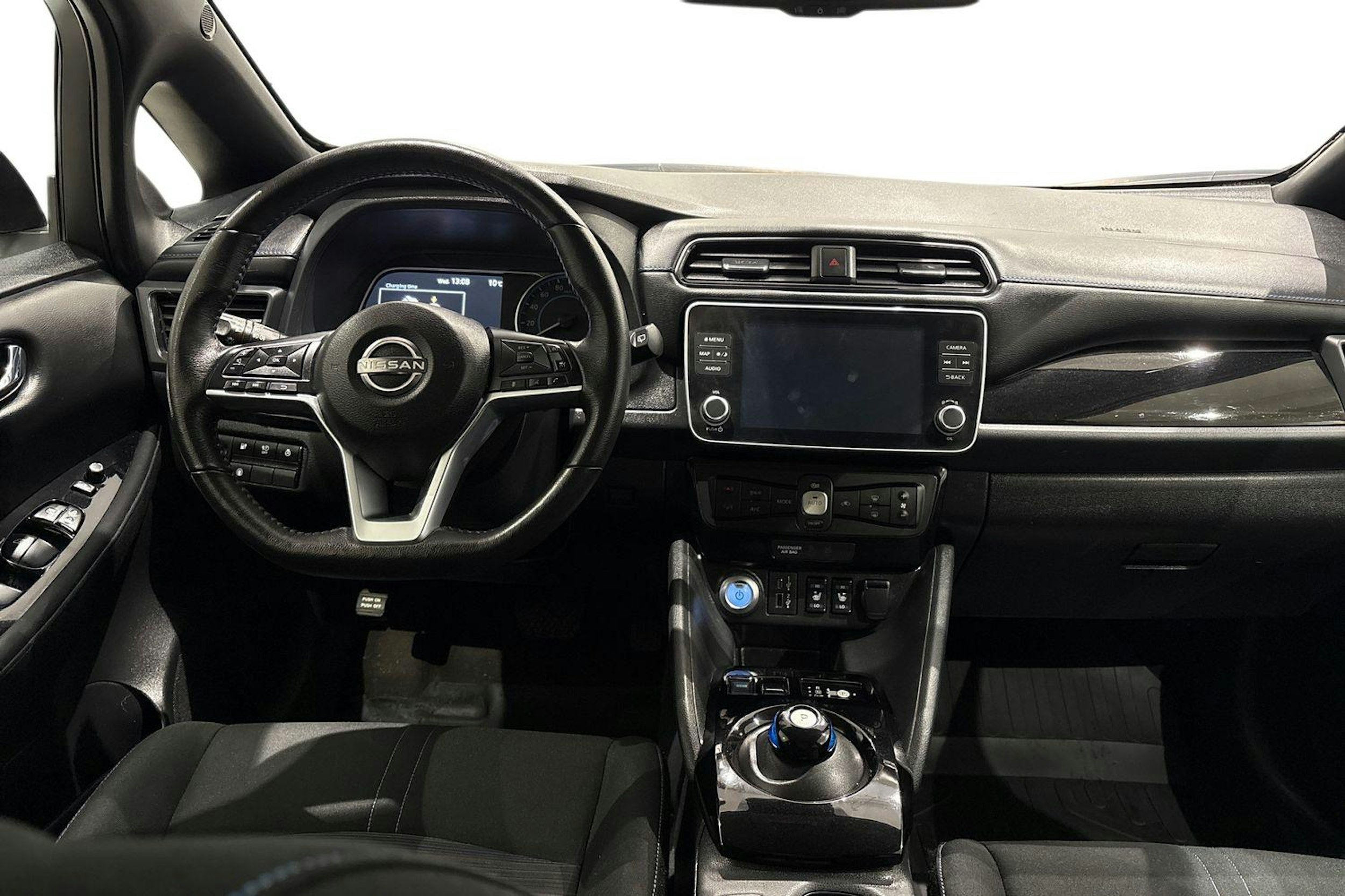 valkoinen Nissan Leaf 2022 kuva 9.