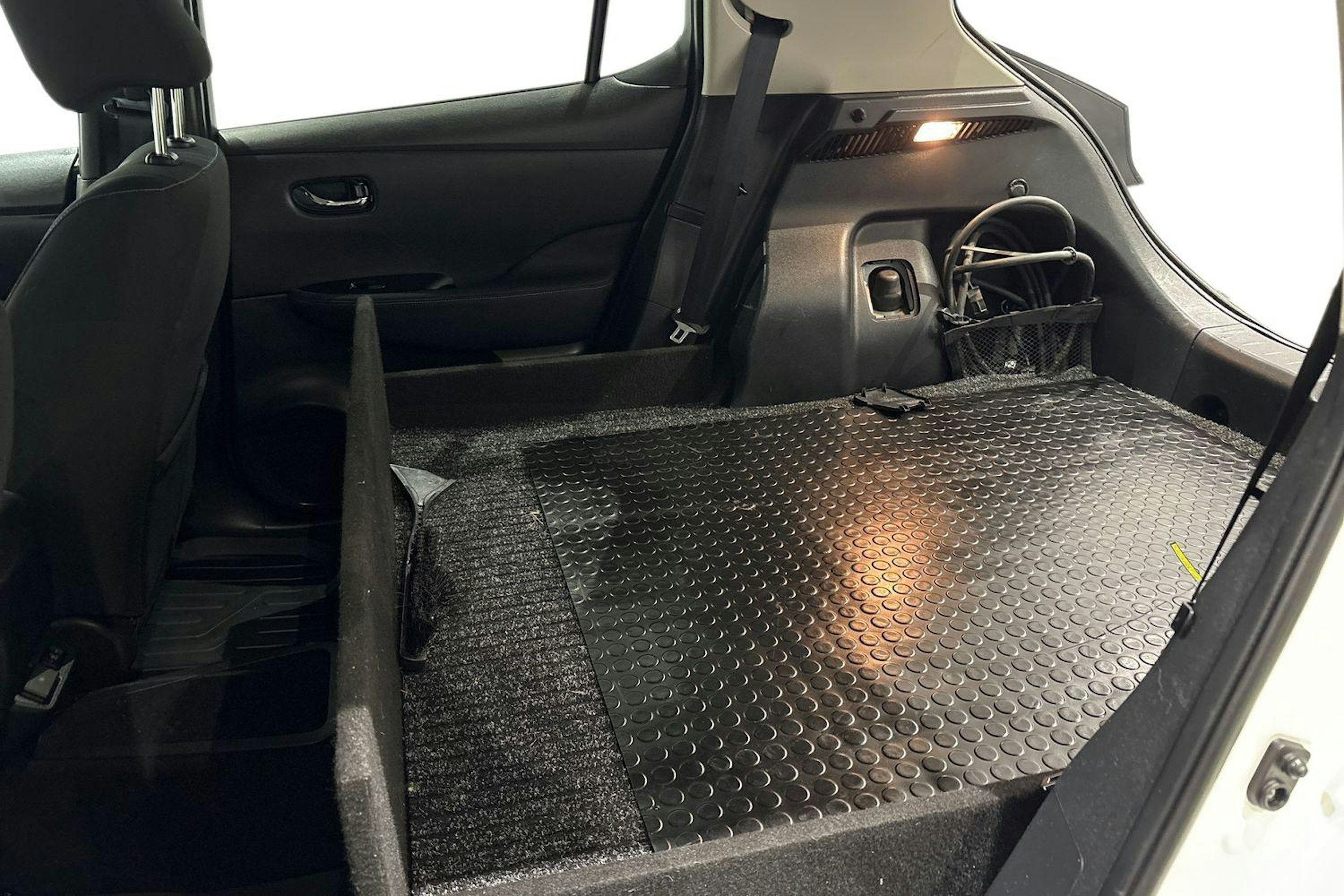 valkoinen Nissan Leaf 2022 kuva 10.