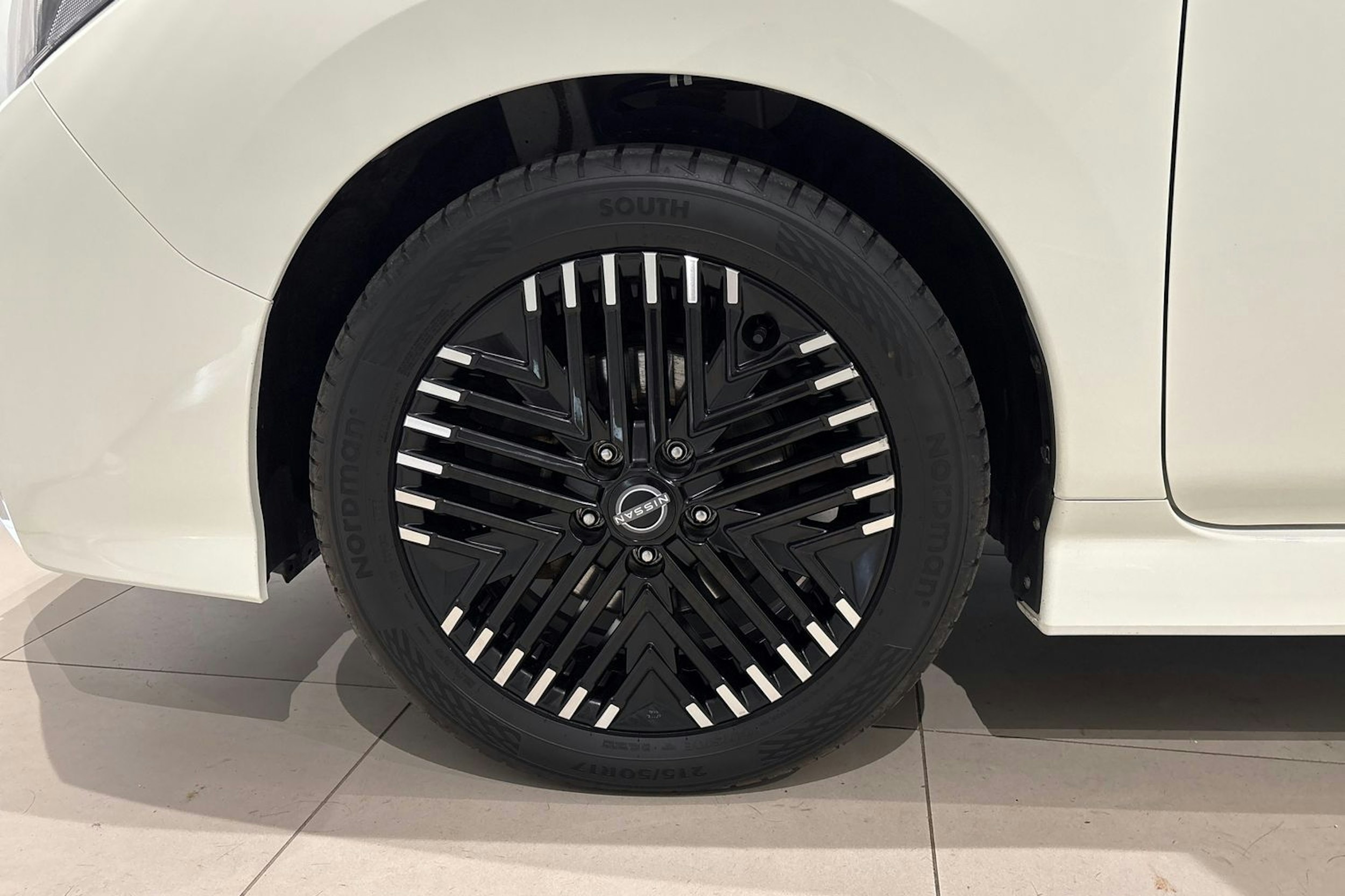 valkoinen Nissan Leaf 2022 kuva 11.
