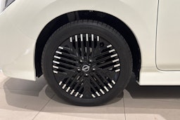 valkoinen Nissan Leaf 2022 kuva 11.