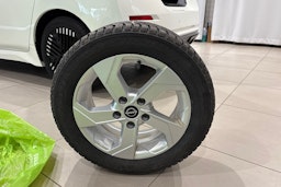 valkoinen Nissan Leaf 2022 kuva 13.