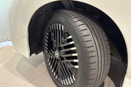 valkoinen Nissan Leaf 2022 kuva 14.