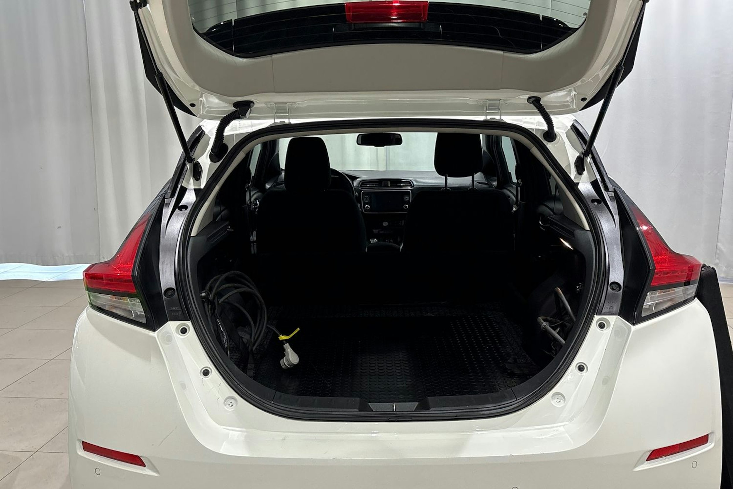 valkoinen Nissan Leaf 2022 kuva 15.