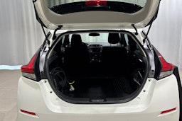 valkoinen Nissan Leaf 2022 kuva 15.