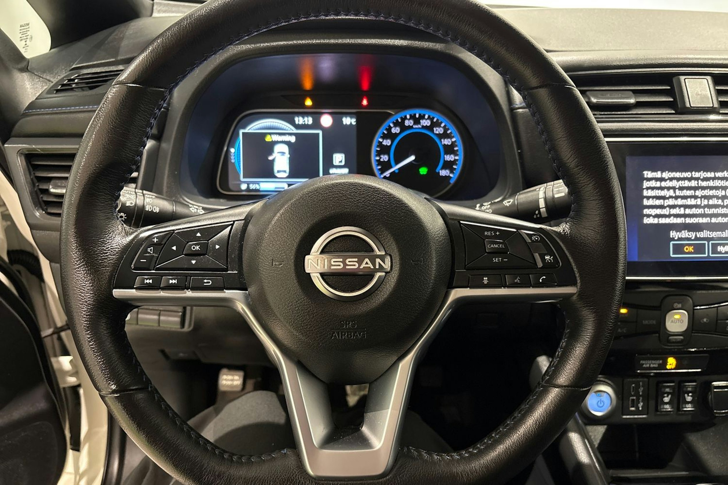 valkoinen Nissan Leaf 2022 kuva 19.