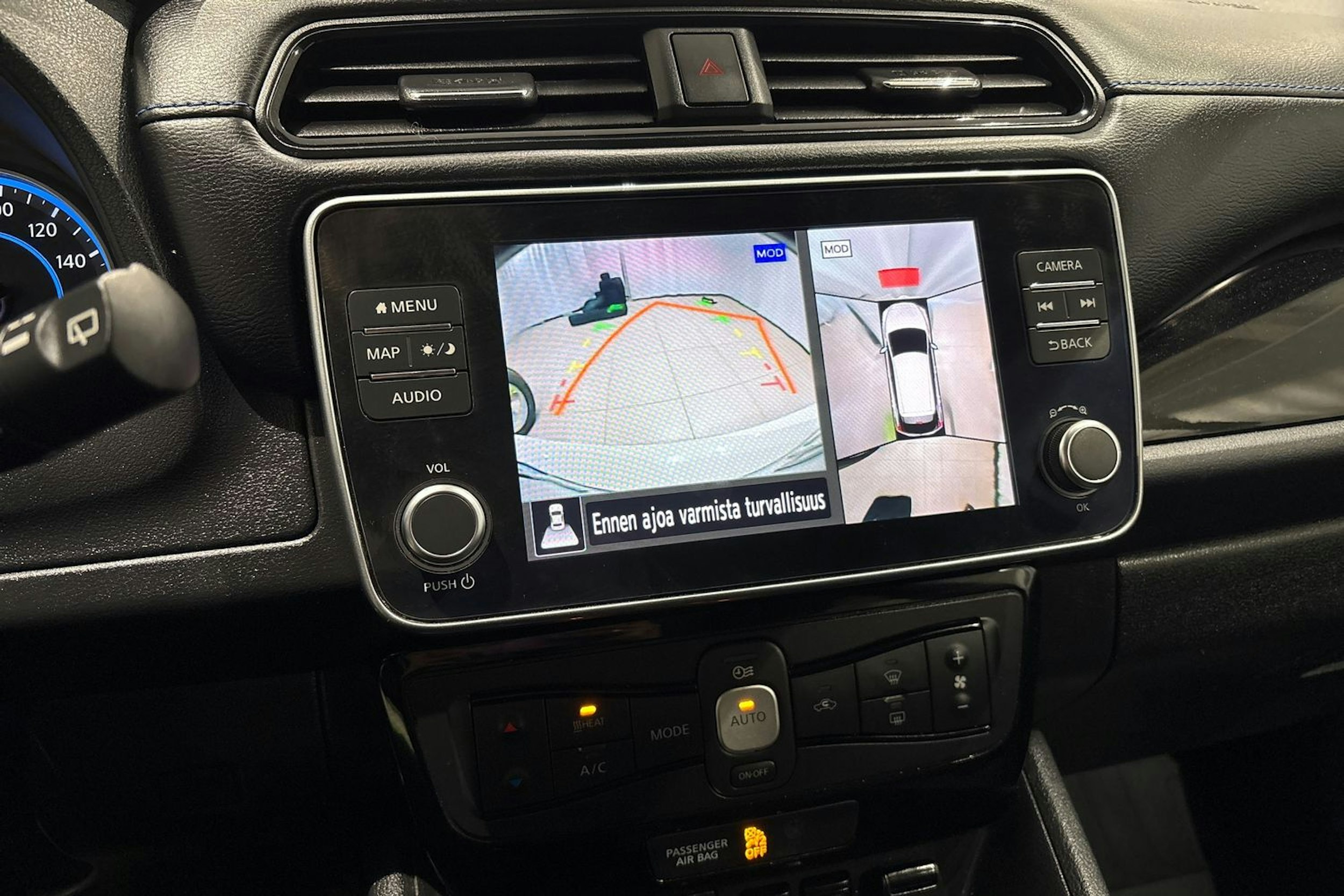 valkoinen Nissan Leaf 2022 kuva 20.
