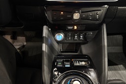 valkoinen Nissan Leaf 2022 kuva 21.
