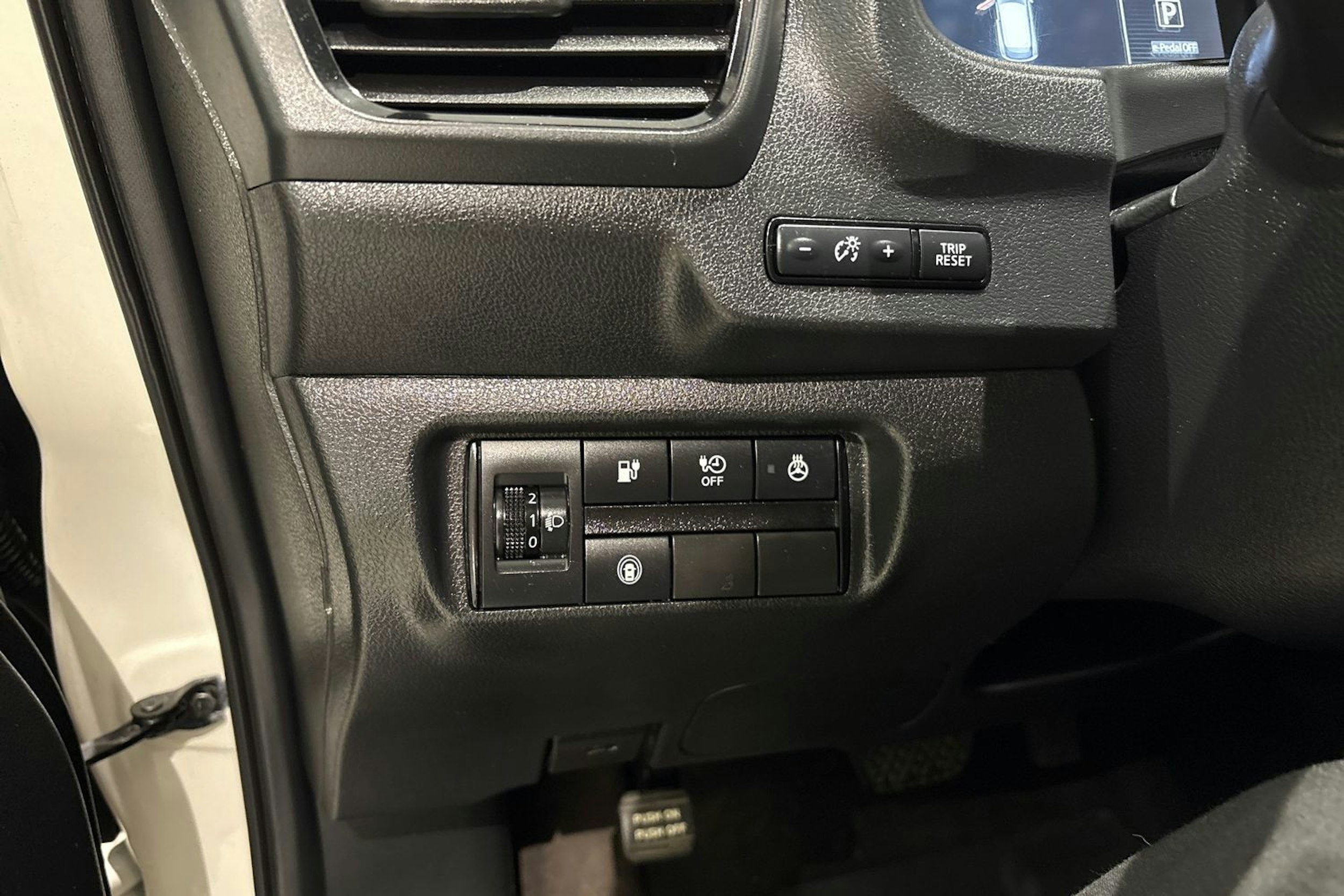 valkoinen Nissan Leaf 2022 kuva 23.