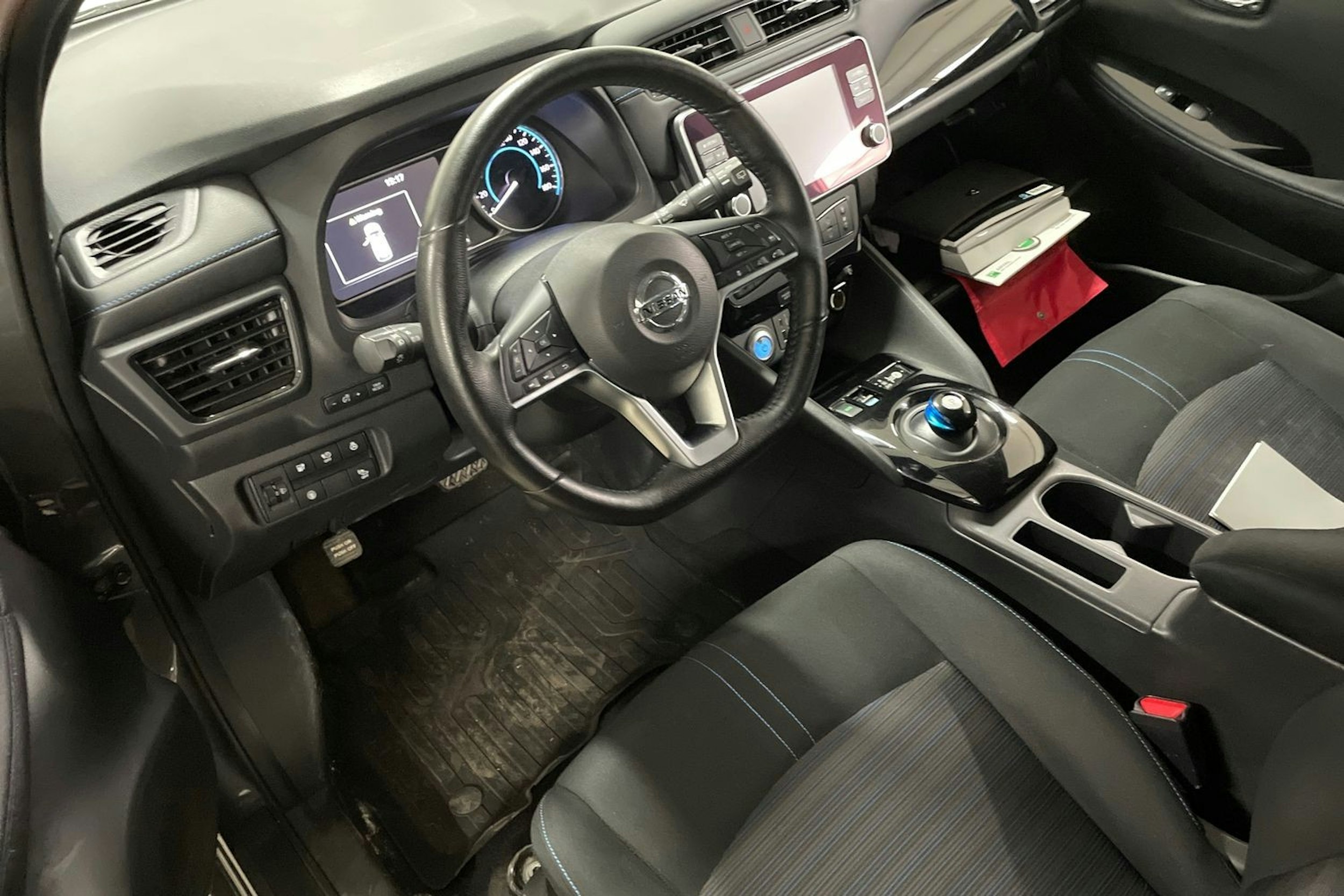 Harmaa Nissan Leaf 2022 kuva 3.
