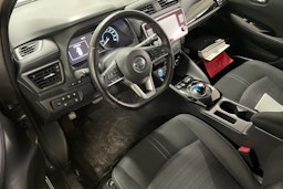 Harmaa Nissan Leaf 2022 kuva 3.