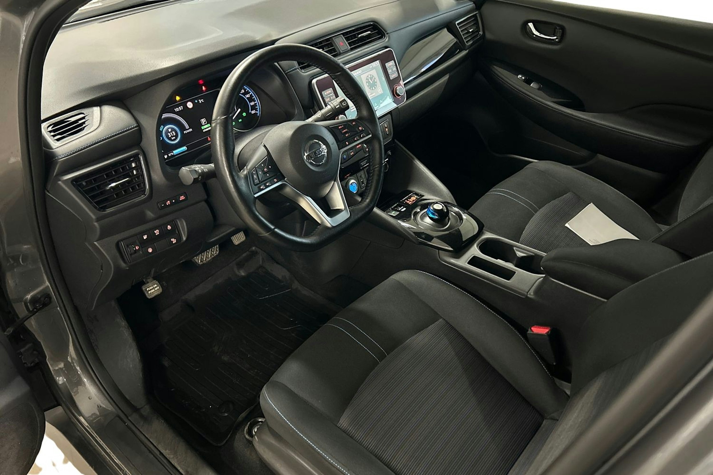 Harmaa Nissan Leaf 2022 kuva 7.