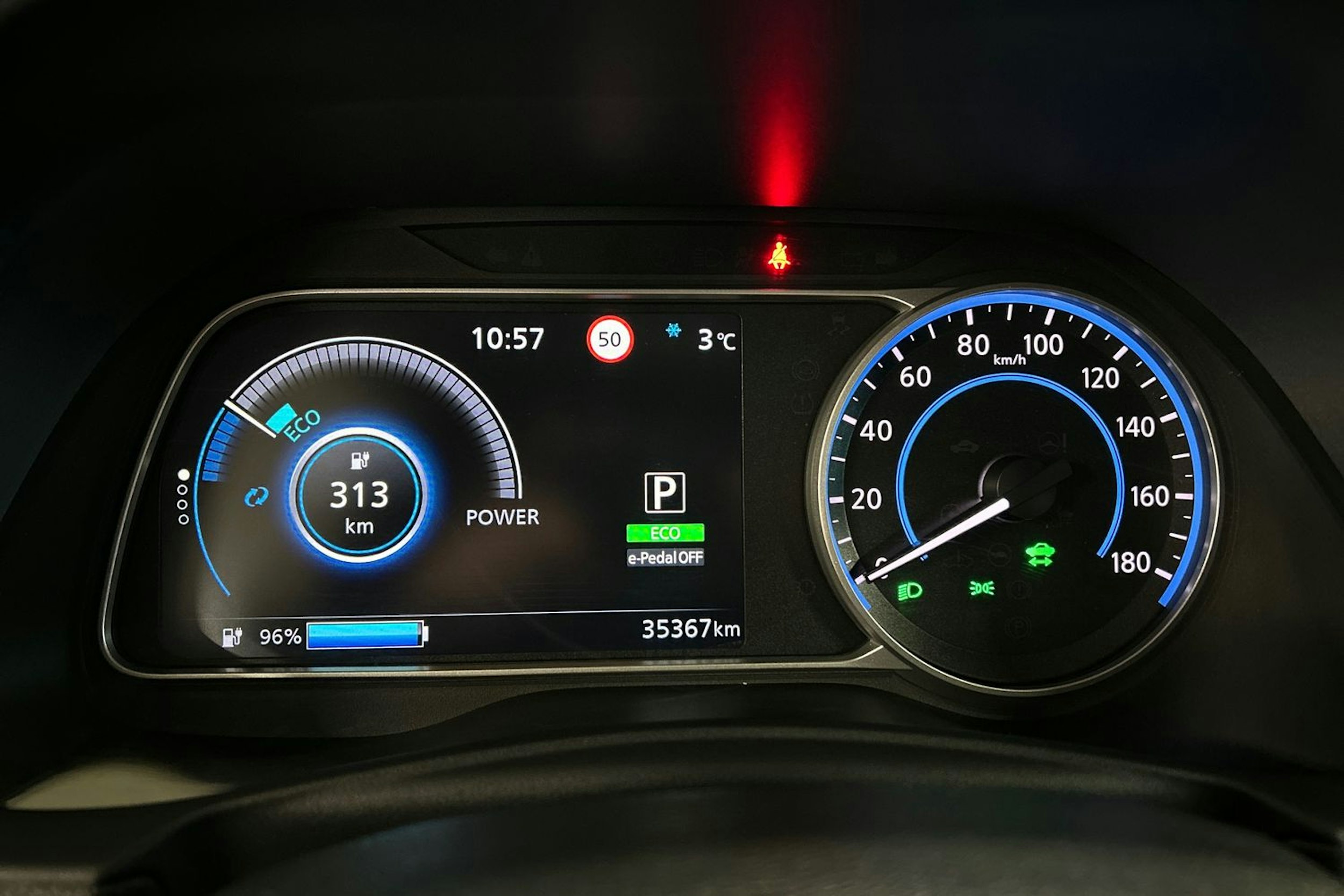 Harmaa Nissan Leaf 2022 kuva 14.