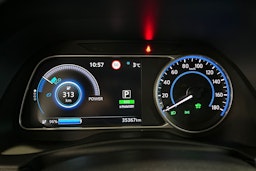 Harmaa Nissan Leaf 2022 kuva 14.