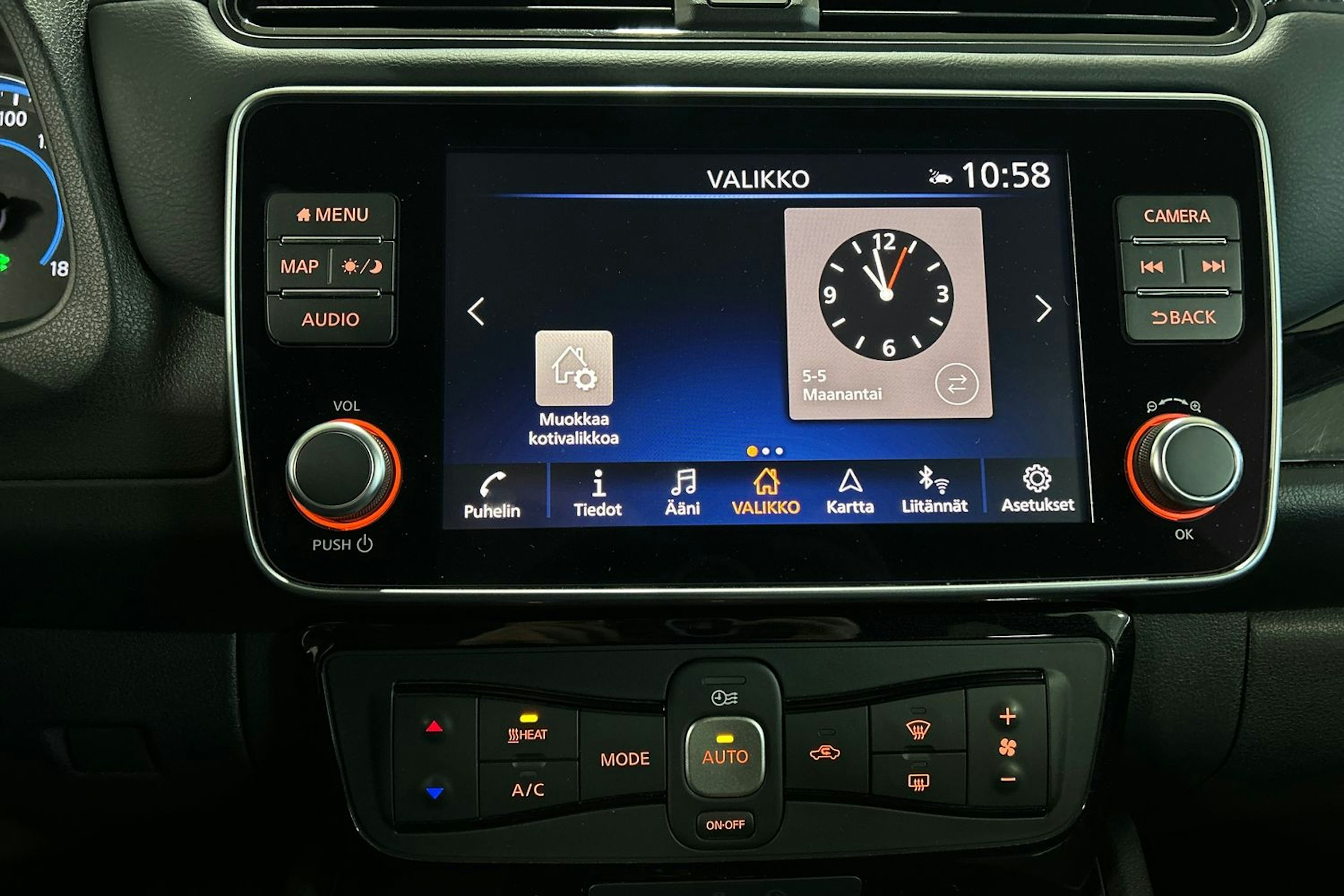 Harmaa Nissan Leaf 2022 kuva 15.