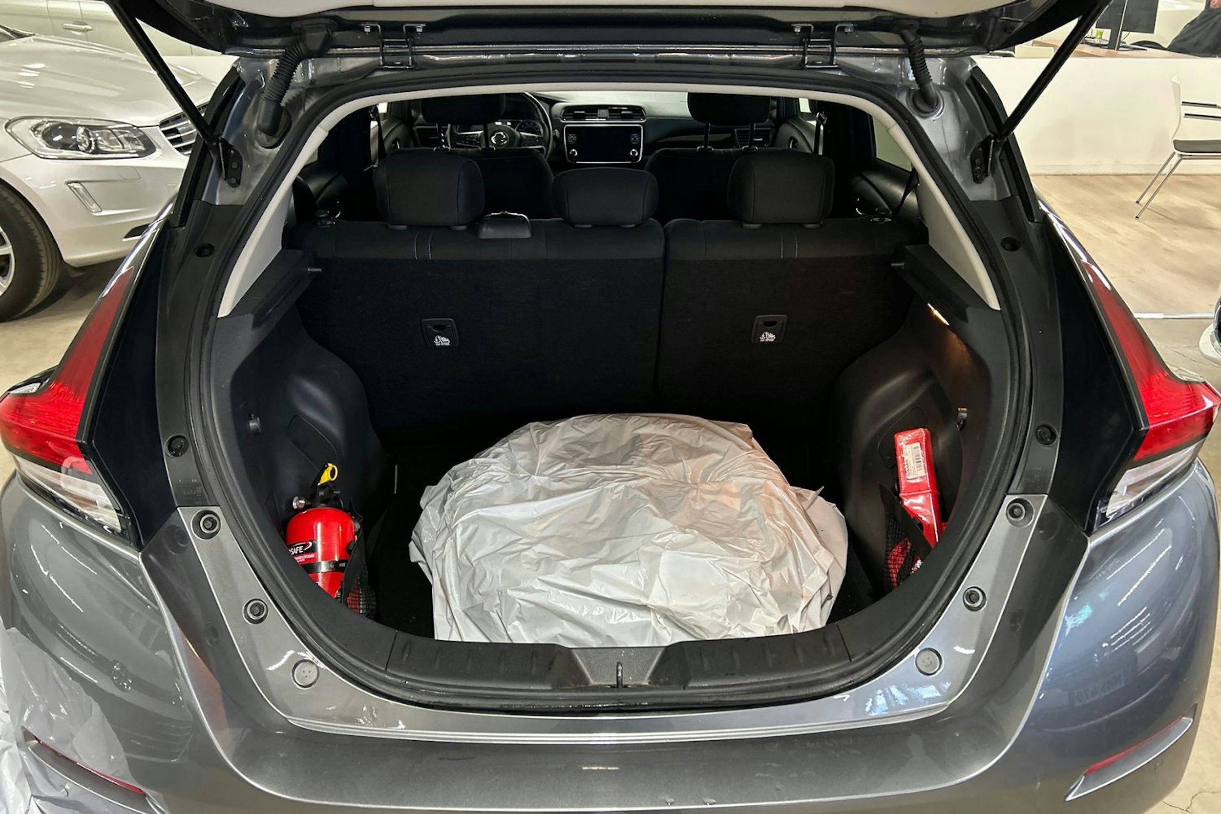 Harmaa Nissan Leaf 2022 kuva 21.