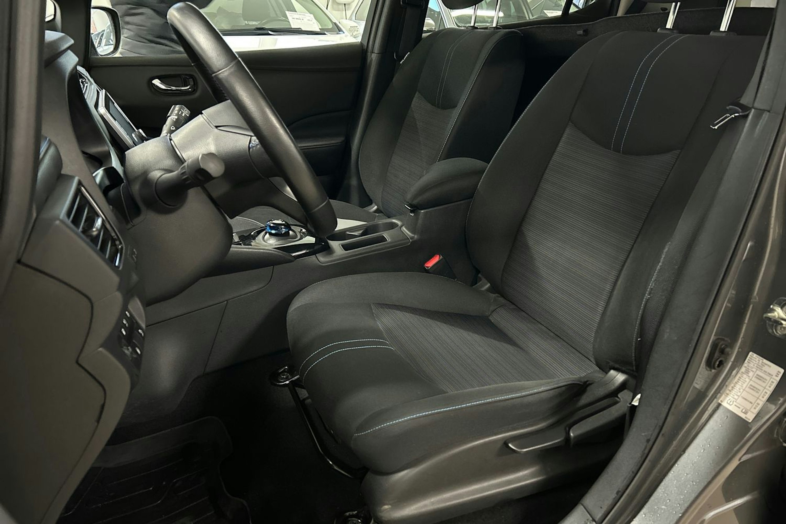 Harmaa Nissan Leaf 2022 kuva 22.