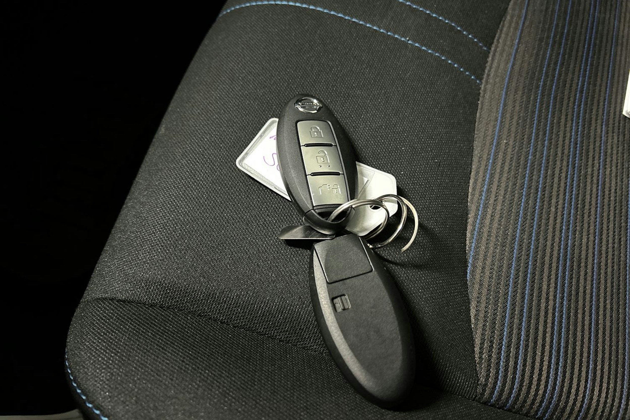 Harmaa Nissan Leaf 2022 kuva 23.