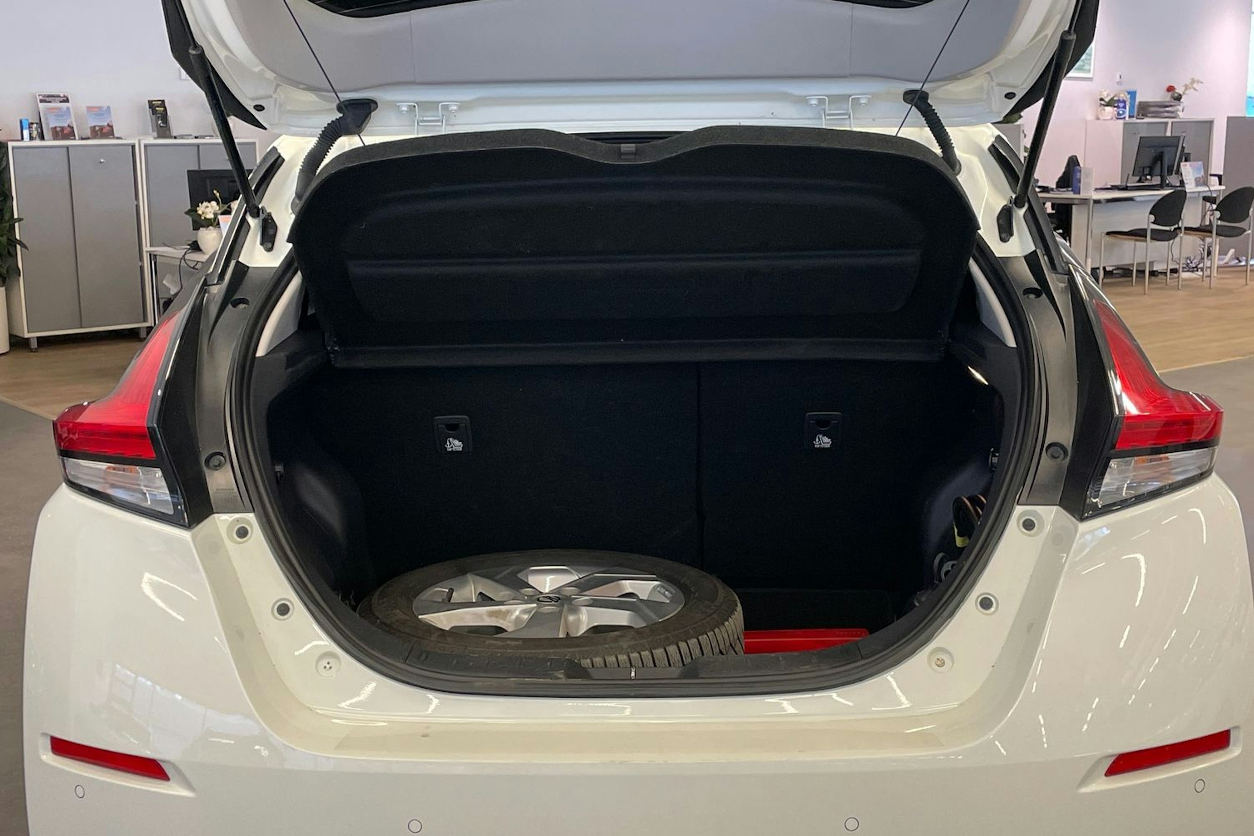 Valkoinen Nissan Leaf 2022 kuva 19.