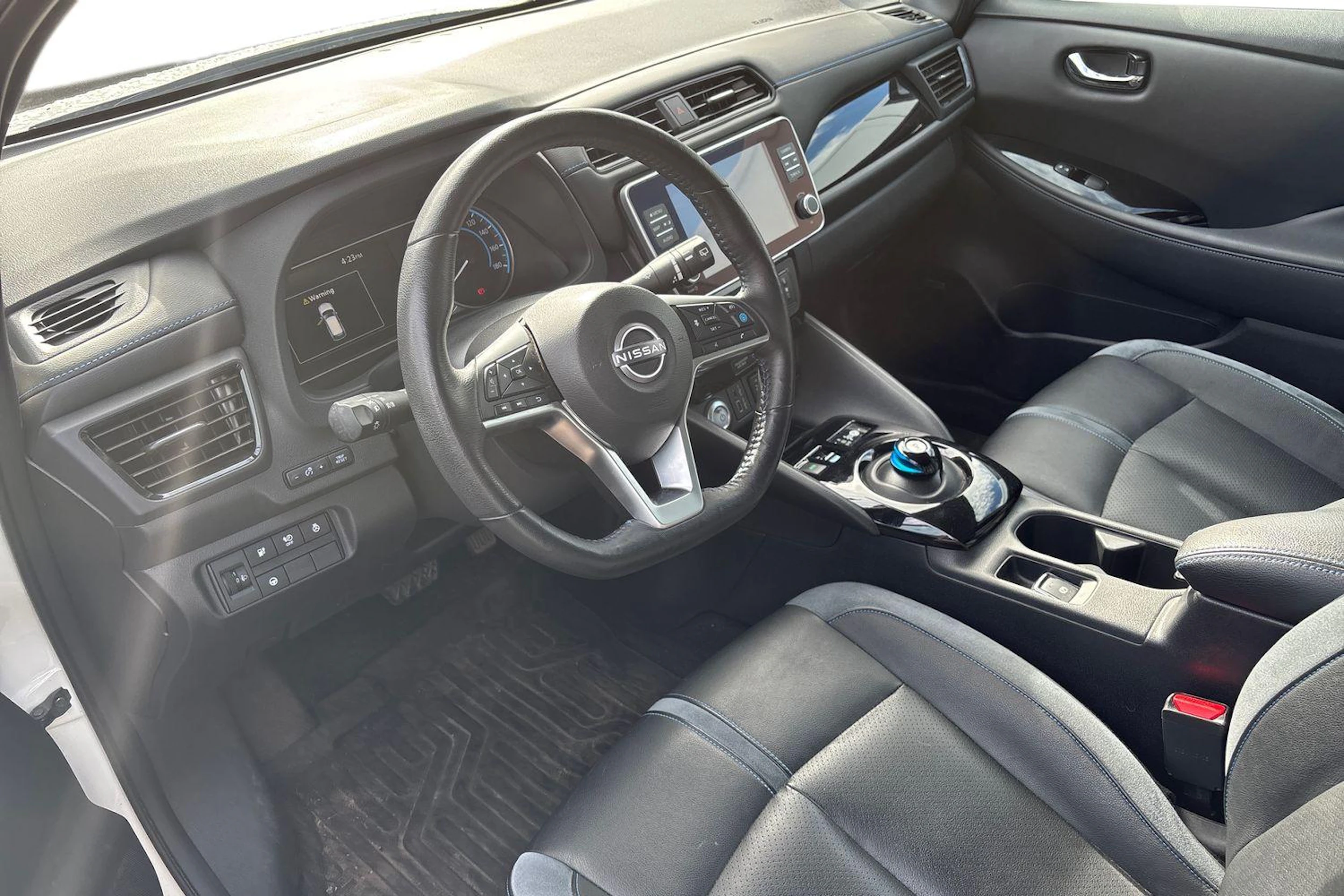 Valkoinen Nissan Leaf 2022 kuva 3.