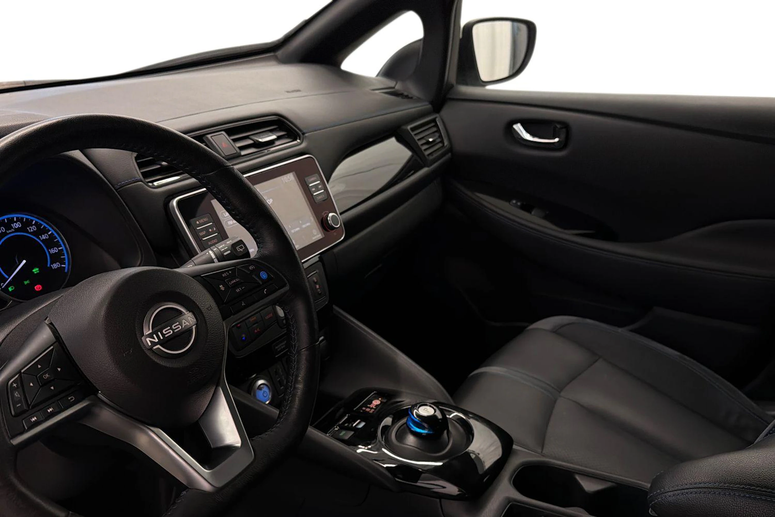 Valkoinen Nissan Leaf 2022 kuva 6.