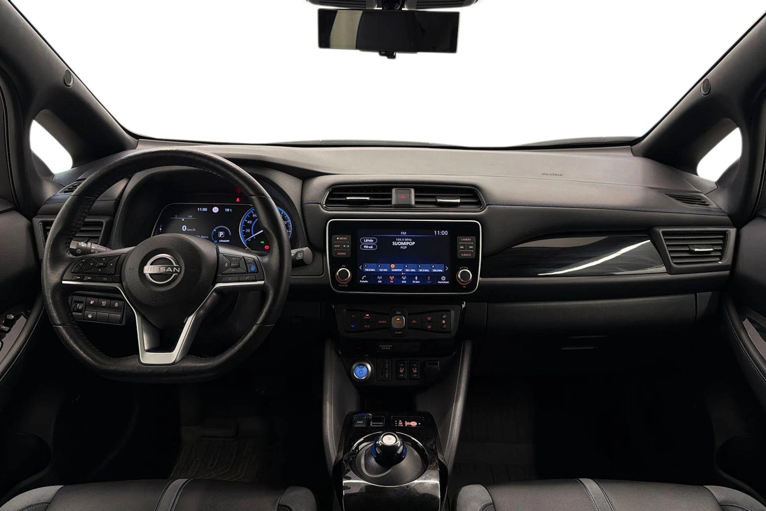 Valkoinen Nissan Leaf 2022 kuva 7.