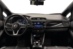Valkoinen Nissan Leaf 2022 kuva 7.