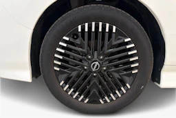 Valkoinen Nissan Leaf 2022 kuva 9.
