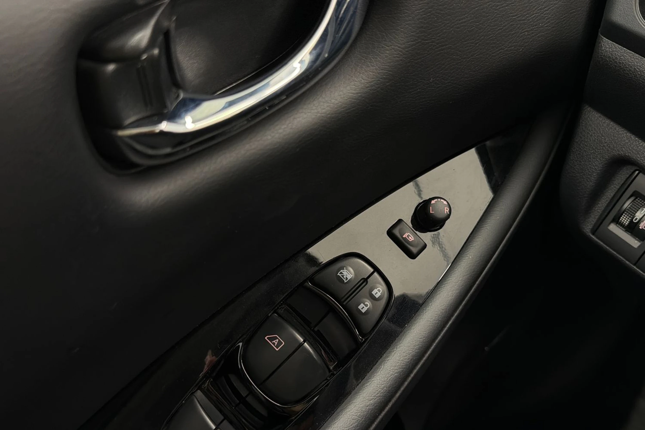 Valkoinen Nissan Leaf 2022 kuva 15.