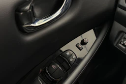Valkoinen Nissan Leaf 2022 kuva 15.