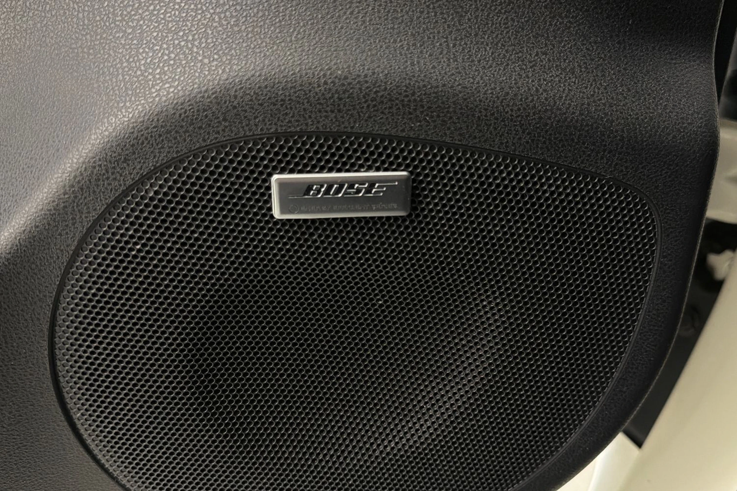 Valkoinen Nissan Leaf 2022 kuva 16.