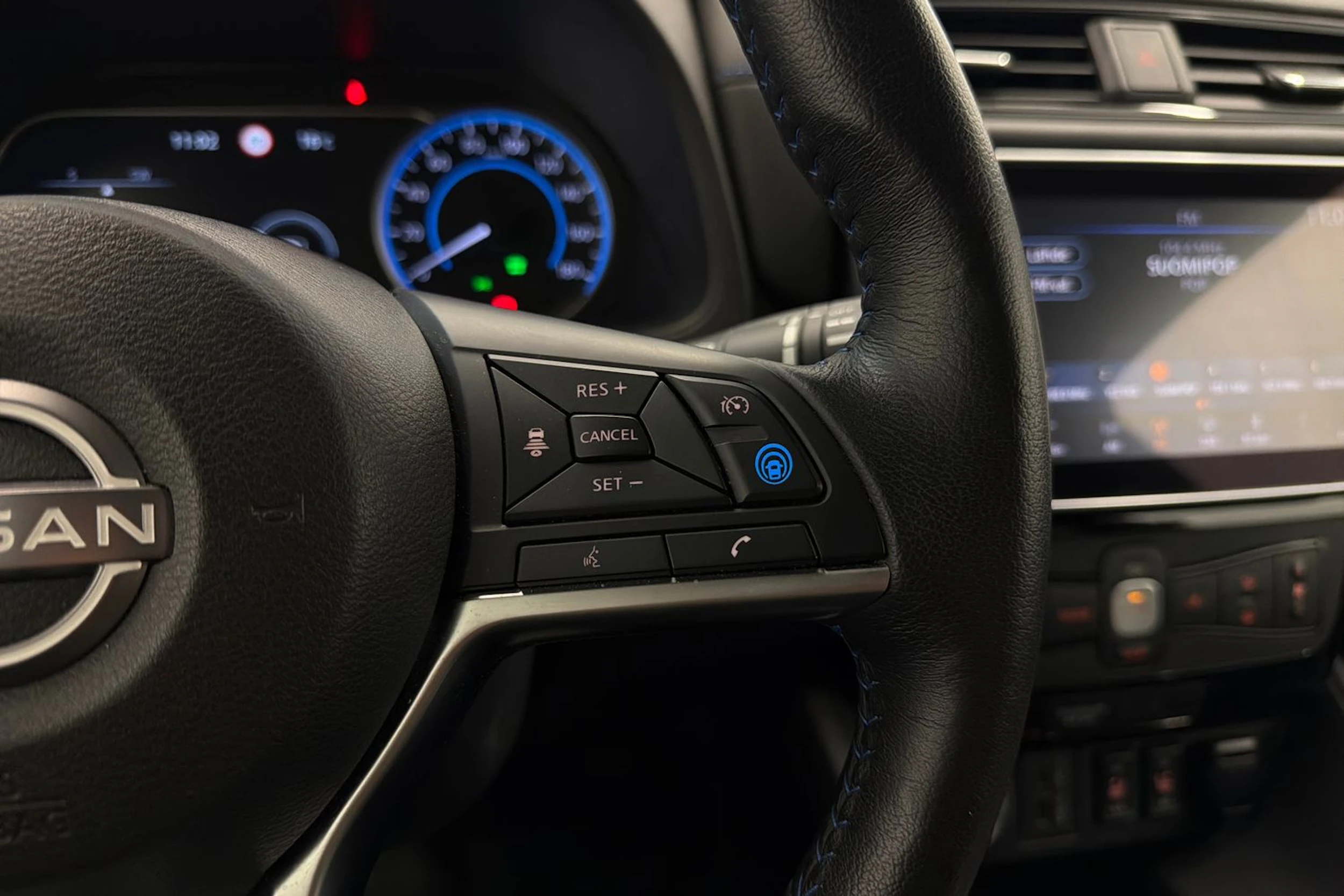 Valkoinen Nissan Leaf 2022 kuva 19.