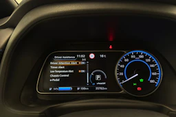 Valkoinen Nissan Leaf 2022 kuva 21.