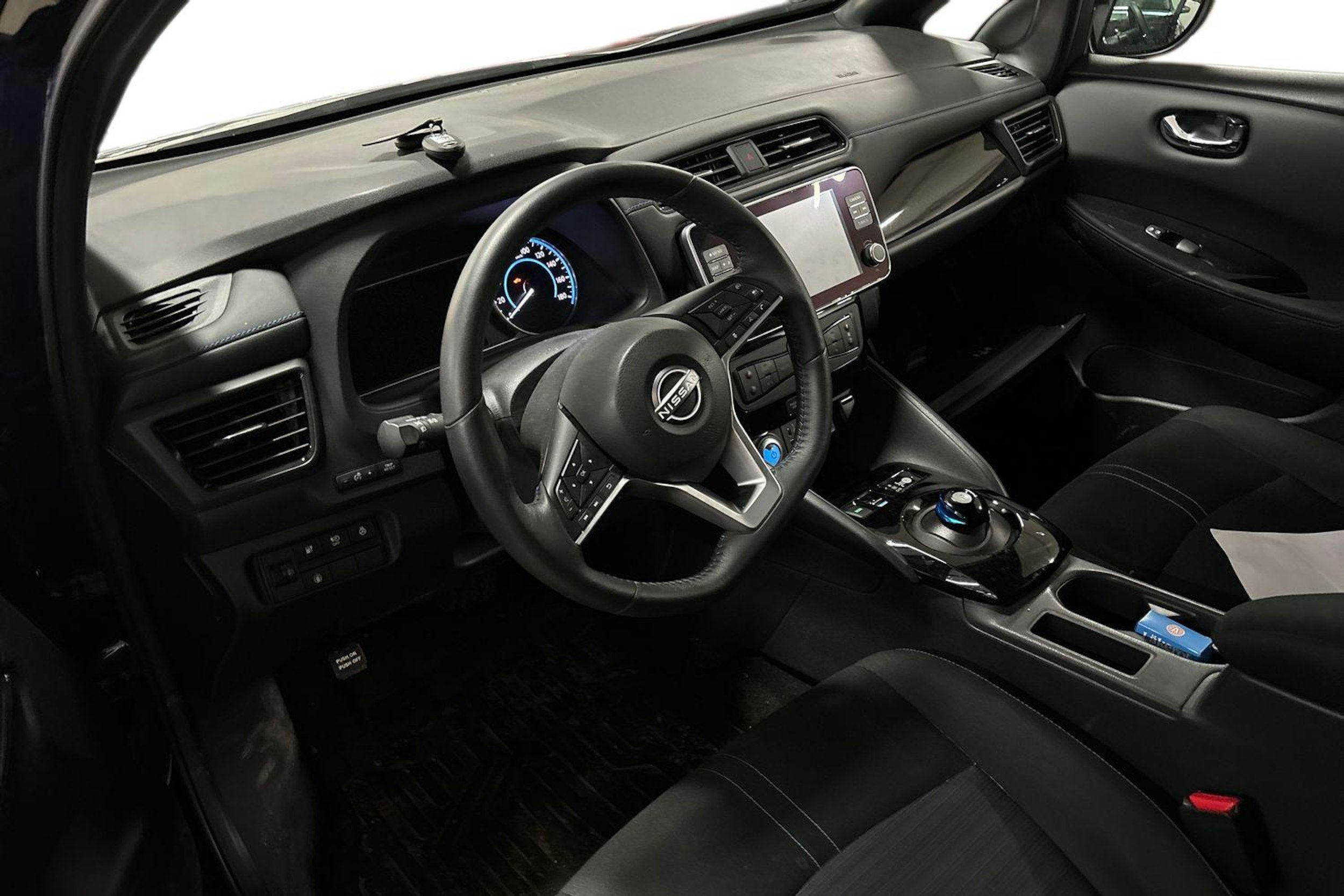 sininen Nissan Leaf 2023 kuva 3.