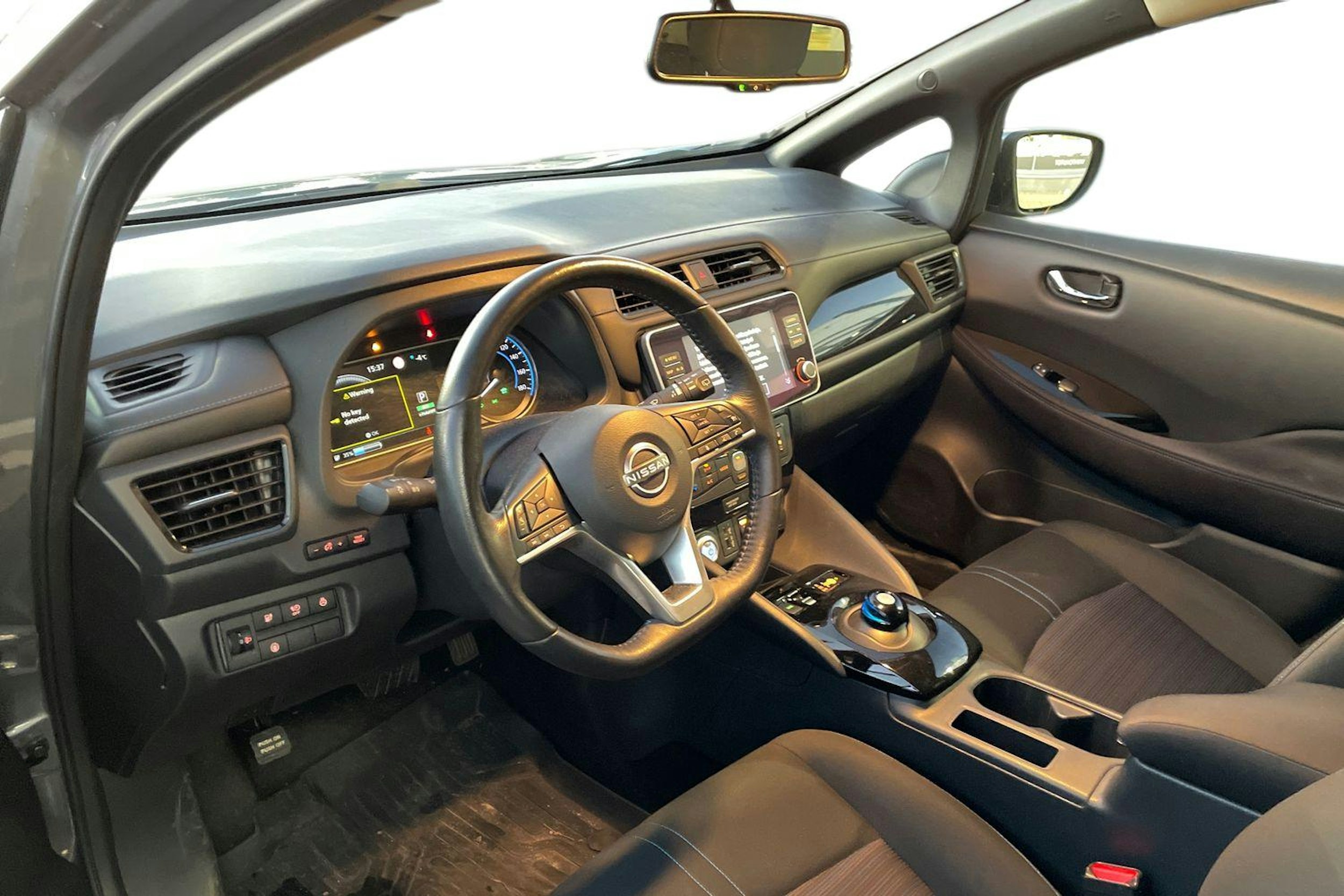 harmaa Nissan Leaf 2023 kuva 3.