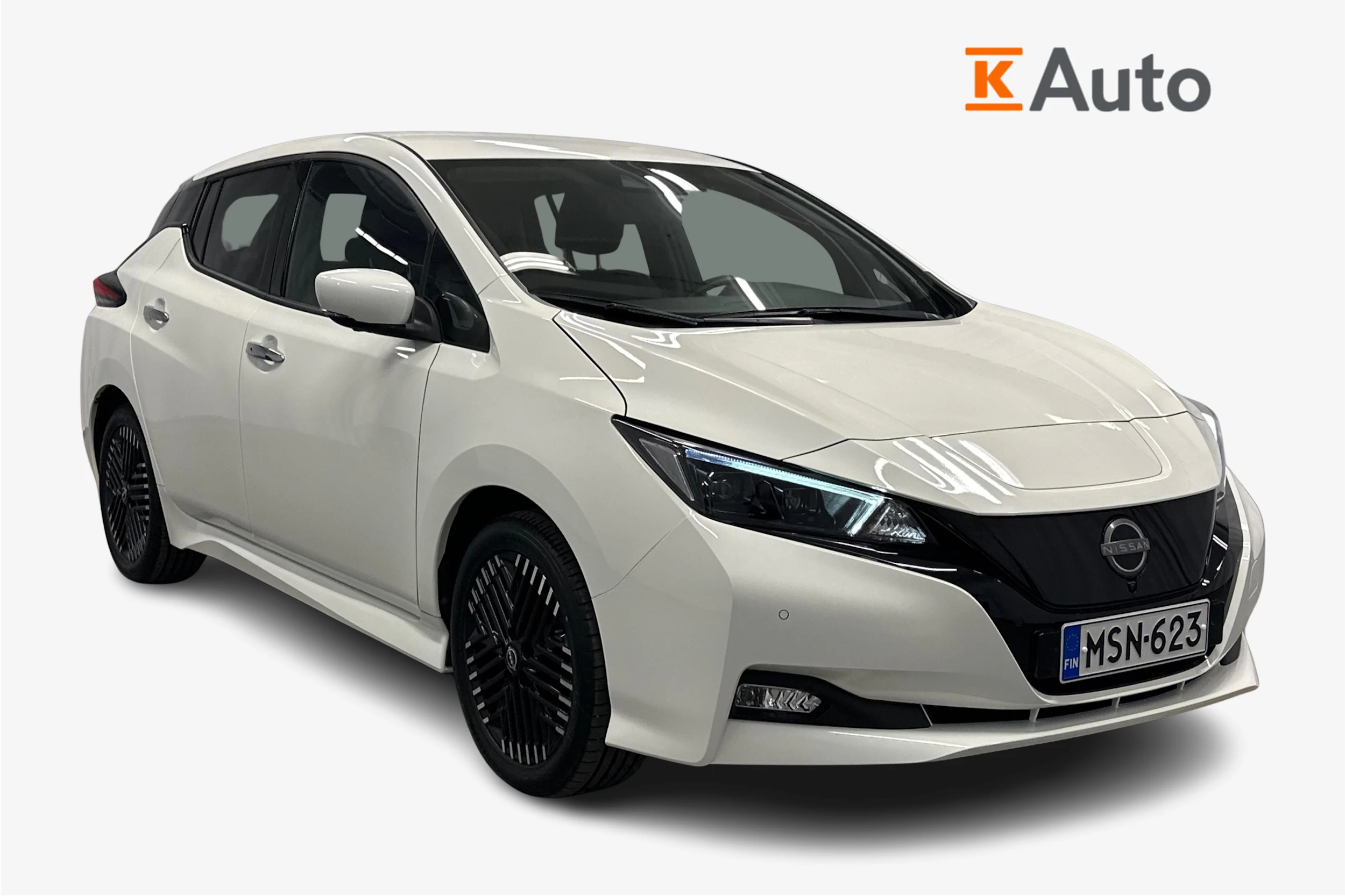 valkoinen Nissan Leaf 2023 kuva 1.